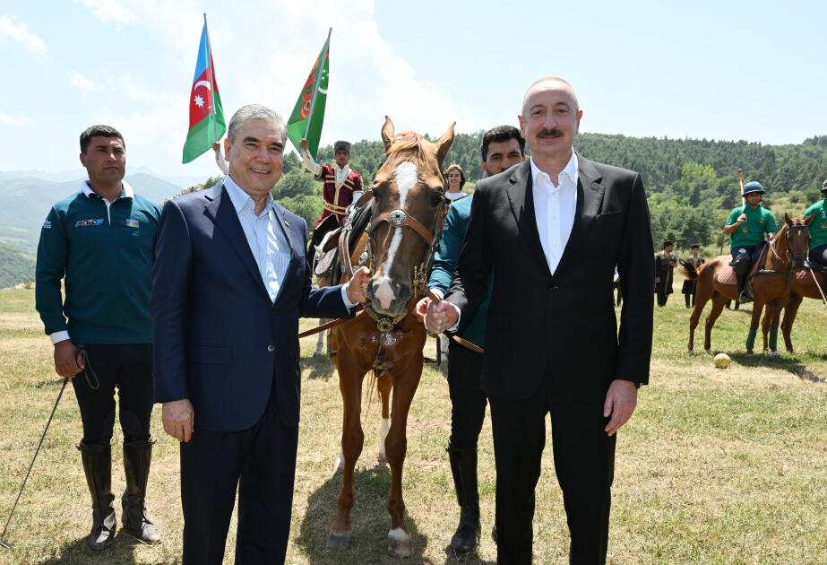Qurbanqulu Berdiməhəmmədova Cıdır düzündə “Dostluq” adlı Qarabağ atı hədiyyə edilib  FOTO