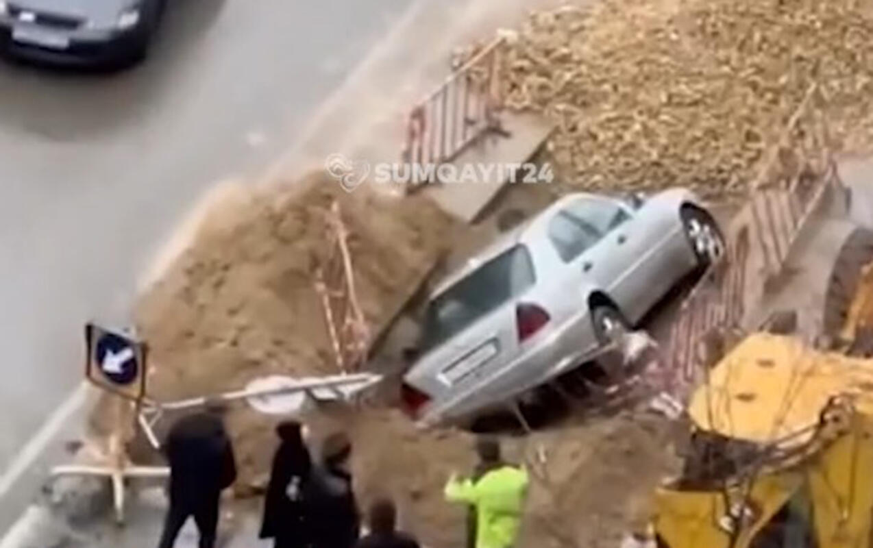 Sumqayıtda maşın qazıntı sahəsinə d&uuml;şd&uuml; 