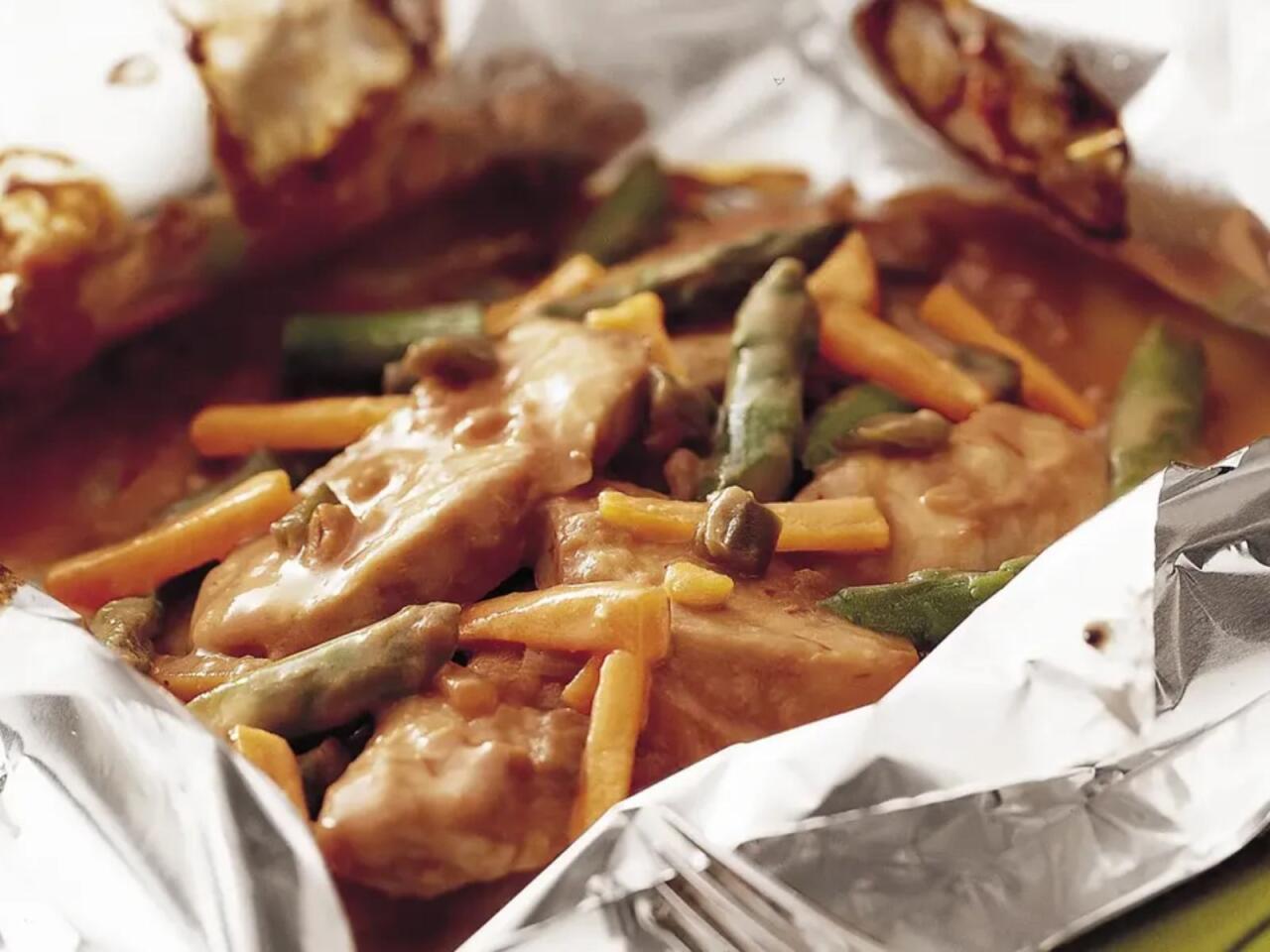 Bu yeməkləri folqaya bükmək olmaz  Tərkibinə alminium qarışır