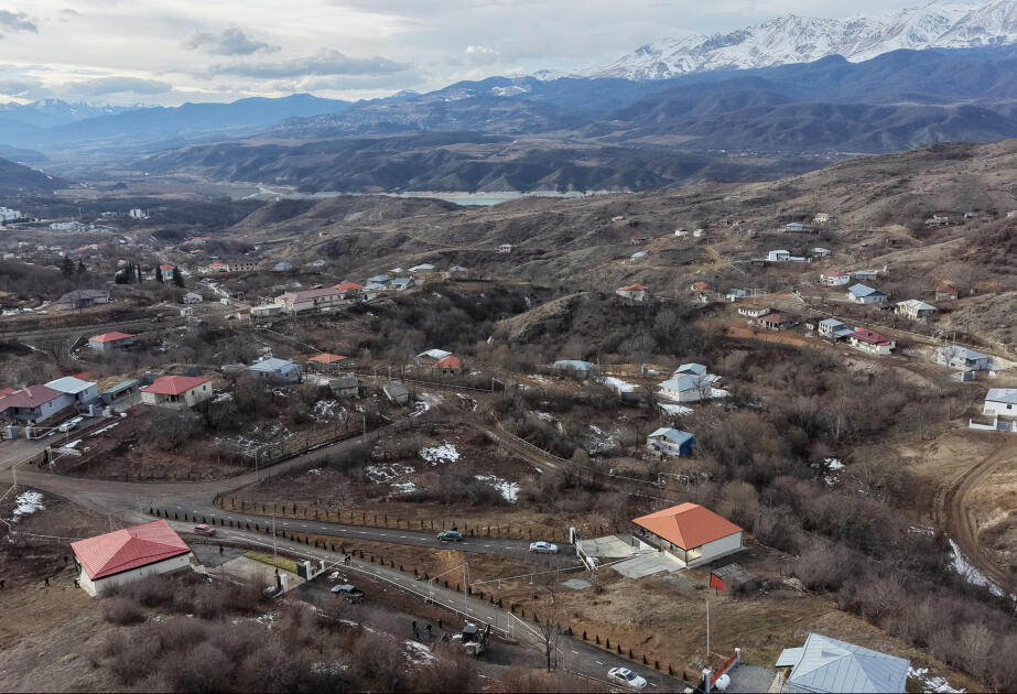 Prezident Ağdərə rayonunun Heyvalı kəndində g&ouml;r&uuml;lm&uuml;ş işlərlə tanış olub