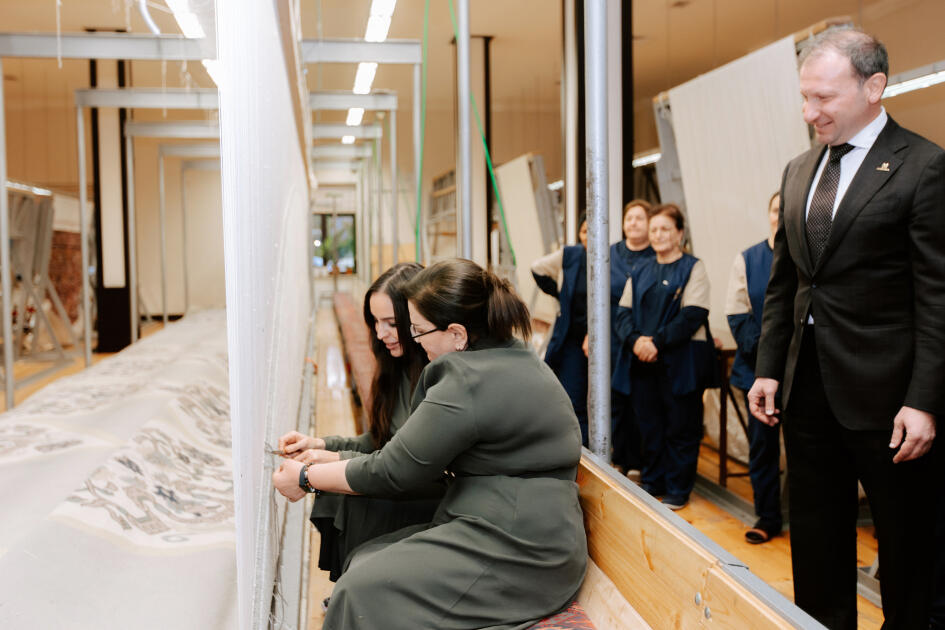 Heydər Əliyev Fondunun vitseprezidenti Leyla Əliyeva Şuşa məscidi &uuml;&ccedil;&uuml;n hazırlanan dairəvi əl xal&ccedil;asının kəsilməsi mərasimində iştirak edib 