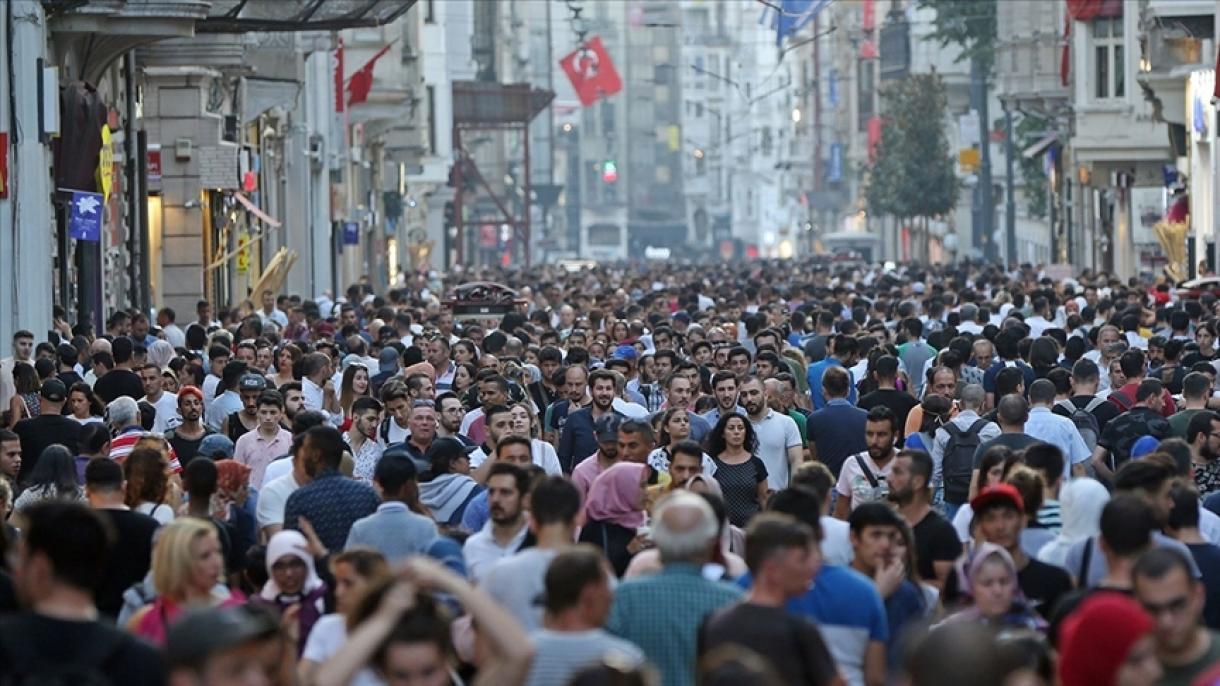 Çılpaq qadın küçədə insanlara hücum etdi – Hadisə anı kameralara düşdü  FOTOlar