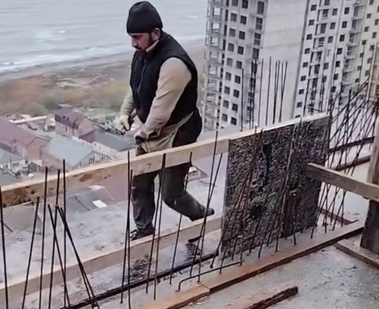 22ci mərtəbədə həyatla oyun  Hər an faciə baş verə bilər  VİDEO