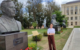 İndi rəssamdır, gələcəkdə isə həkim olmaq istəyir 