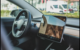 Avtomobil gedir, s&uuml;r&uuml;c&uuml; yatır: Tesla məharəti 