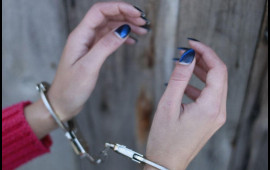 Bu bloqer yarı&ccedil;ılpaq videolarına g&ouml;rə CƏZALANDIRILDI 