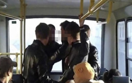 Toydan qayıdan qonşular avtobusda dalaşdı: "Barmağını onun ağzına salıb, cırmağa çalışıb"