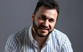 Azərbaycanlı m&uuml;ğənni d&ouml;ymələrini n&uuml;mayiş etdirdi 