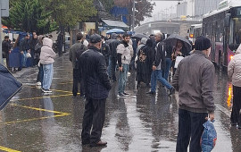 Yağışda avtobus gözləyən sərnişinlərə  AYNAdan CAVAB