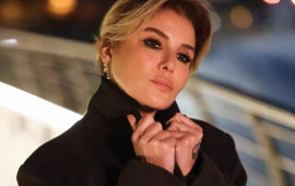 G&uuml;lben Ergendən qeyriadi dekolte: B&uuml;t&uuml;n nəzərlər &uuml;zərində