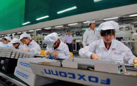 "iPhone 17" yığanlar qul kimi