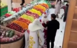 Bakıda supermarketdə şaxta babalar əlbəyaxa oldu 