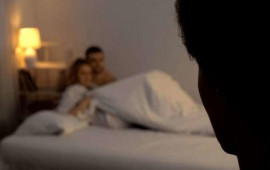 Evə gəlib arvadını başqası ilə tutdu, reaksiyası G&Uuml;NDƏM OLDU 