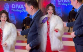 Anasının vəfatından sonra hər yerə həyat yoldaşı ilə gedir