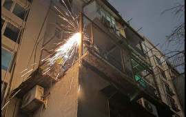 Bakıda yaşayış binasının daxili fasadında &ouml;zbaşına artırma işləri dayandılıb 