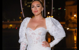 46 yaşlı Əməkdar artist dərin yarıqlı libası ilə DİQQƏT &Ccedil;ƏKDİ 