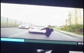 Bakıda uşaq özünü maşının üstünə atdı  VİDEO