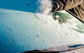 Buzlu avtomobil ş&uuml;şəsinə əsla isti su t&ouml;kməyin!