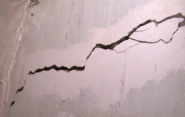 Bakıda binada təhlükəli vəziyyət  Sakinlər qorxu içində yaşayır  VİDEO