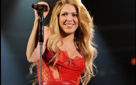 Şakira səhnədə BİABIR OLDU 