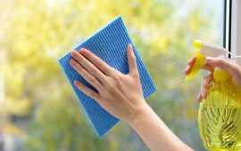 21 yaşlı qız pəncərə silərkən yıxılaraq ölüb
