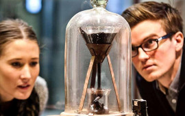 D&uuml;nyanın ən uzunm&uuml;ddətli təcr&uuml;bəsi 100 yaşında: Bir damla &uuml;&ccedil;&uuml;n onilliklər boyu g&ouml;zləmə