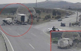 Y&uuml;k avtomobili yol kənarında dayanan maşına &ccedil;ırpıldı 