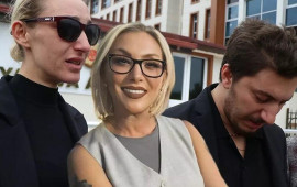 &Ouml;ld&uuml;r&uuml;lən G&uuml;ll&uuml;n&uuml;n illər &ouml;ncə qızı ilə VİDEOsu diqqət &ccedil;əkdi