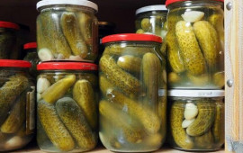 Turşu yeyərkən iki dəfə d&uuml;ş&uuml;n&uuml;n: Faydalıdır, yoxsa zərərli?