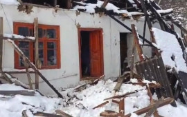 Lerikdə g&uuml;cl&uuml; qar evin damını u&ccedil;urdu 