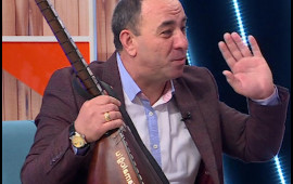 35 il sonra yaşadığı evə gəldi, göz yaşı tökdü 