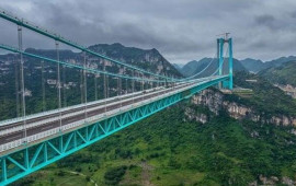 D&uuml;nyanın ən h&uuml;nd&uuml;r k&ouml;rp&uuml;s&uuml;: &uuml;zərində kafesi belə var