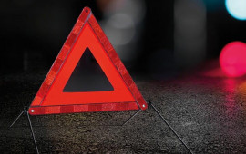 Oğuzda avtomobil dirəyə &ccedil;ırpıldı  Yaralılar var