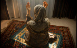 Azərbaycanda kişi namaza g&ouml;rə arvadını d&ouml;y&uuml;b dişlərini sındırdı