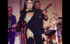 71 yaşlı t&uuml;rk m&uuml;ğənni geyimi ilə m&uuml;zakirə yaratdı 