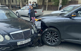 AMEAnın həyətində zəncirvari qəza 