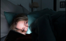 Qaranlıqda telefona baxanlara xəbərdarlıq  Bu hormonun ifrazı zəifləyir