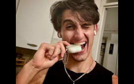 Keşişə qəribə QADAĞA: əzələlərini göstərmə... 