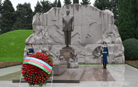 İlham Əliyev və Mehriban Əliyeva &Uuml;mummilli Lider Heydər Əliyevin məzarını ziyarət ediblər