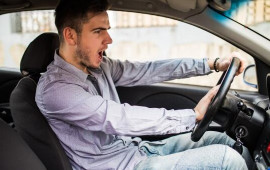 Yolda aqressiv s&uuml;r&uuml;c&uuml;lə qarşı necə davranmaq lazımdır?  Ekspert t&ouml;vsiyələri