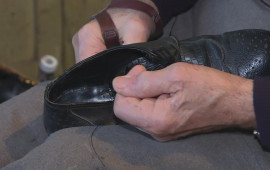 13 min avroluq ayaqqabını qızdan çəkinib təmirə götürmədim 