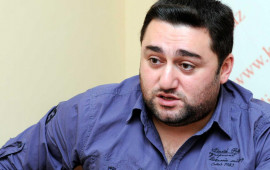 Efirdə anasına görə gözləri doldu 