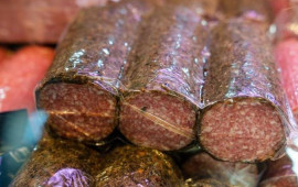 Hər tikəsi ömrü qısaldır  Bəh bəhlə yeyilir, amma orqanları sıradan çıxarır