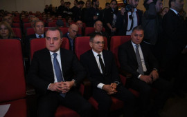 Rəsmilər vida mərasimində 