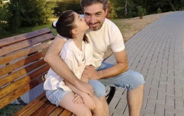 Ölümdən dönən aktyor qızları ilə istirahətdə 