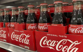 Azərbaycanda istehsal olunan yüzlərlə "CocaCola" küçəyə atıldı 