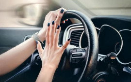 Xanımı maşını park edə bilmədi, k&ouml;mək əvəzinə, eyvandan &Ccedil;ƏKDİ 