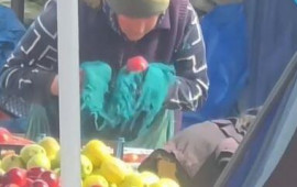 Bazarda satıcı almanı t&uuml;p&uuml;r&uuml;b SİLİR 