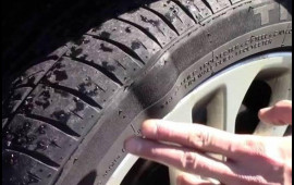 Belə təkərlə maşın s&uuml;rmək olmaz  Yolda partlayır