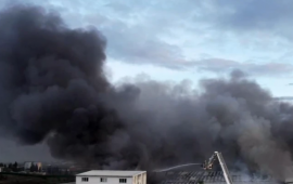 T&uuml;rkiyədə fabrikdə g&uuml;cl&uuml; yanğın başladı 